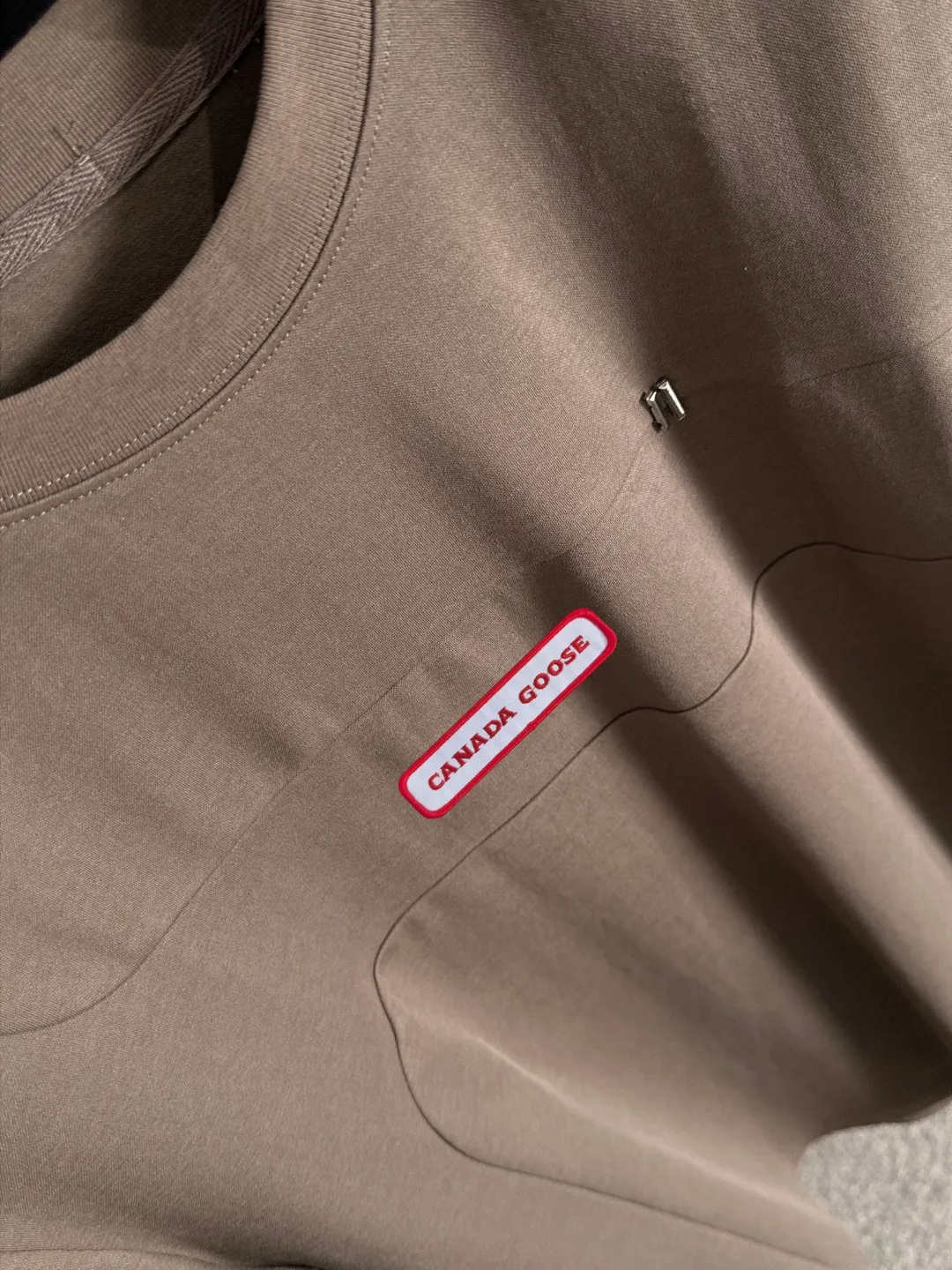 Next day delivery P300 High version CANADA GOOSE/Big Goose 25ss spring and summer new high-definition T-shirt Made with imported machines from Italy, truly the most luxurious and high-quality model that you can wear with your eyes closed. Heavy combed fabrics. High-strength and heavy-weight fabrics feel substantial when weighed. The upper body is more textured than ordinary T-shirts and is not easily deformed. This texture can cope with the weather, absorb sweat and breathable, and is suitable for both hot and cold conditions! Perfectly produced with reference to the original stitch and stitch! The loose fit design is super noble. Custom-woven signature ribbed collar, cuffs, and hem. Really rare and rare goods Size: M-XXXL